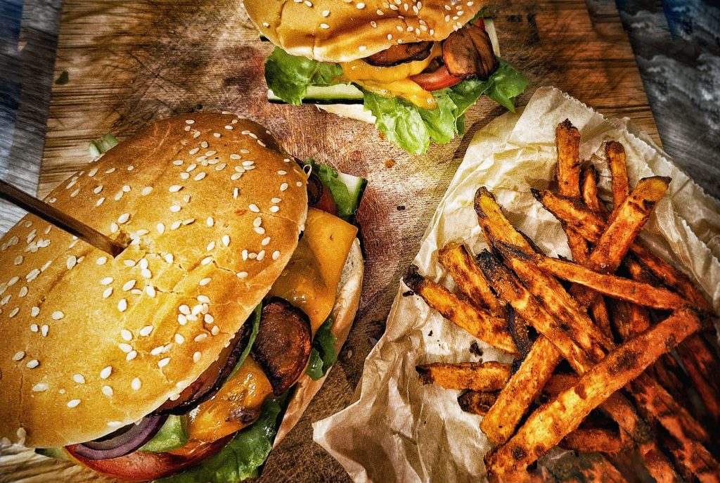 Cheeseburger mit knusprigen Hexenflocken und Süßkartoffelpommes