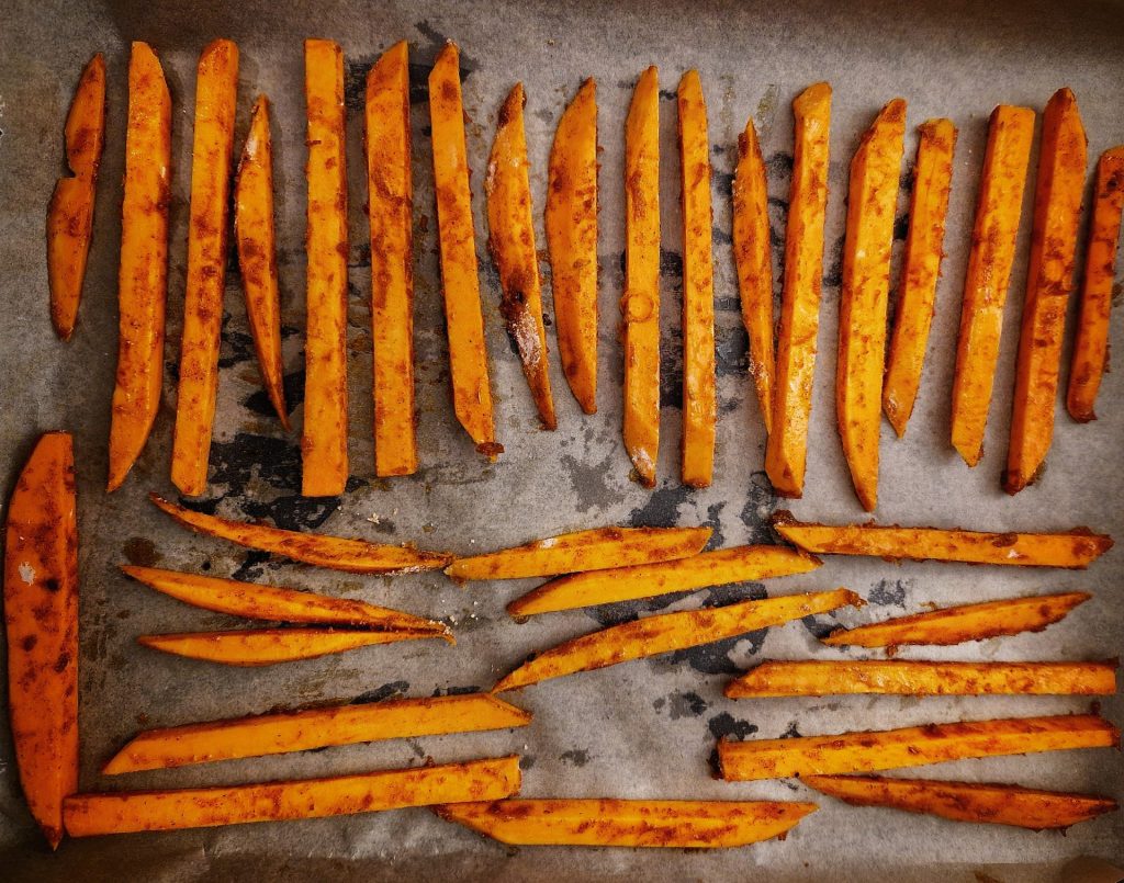 Süßkartoffelpommes auf einem Backblech